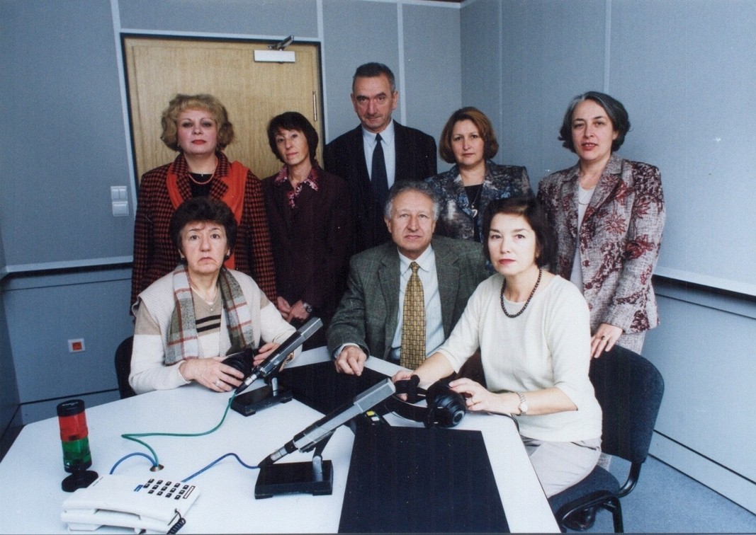 L’équipe de la Rédaction « langue espagnole » de Radio Bulgarie à la RNB en 2003 - assis de gauche à droite : Ludmila Petrakiéva, Ventsislav Nikolov, Katia Dimanova ; debout : Evélina Savova, Maria Patchkova, Mikhaïl Mkhaïlov, Anna Guérguiéva et Raïna Petkova