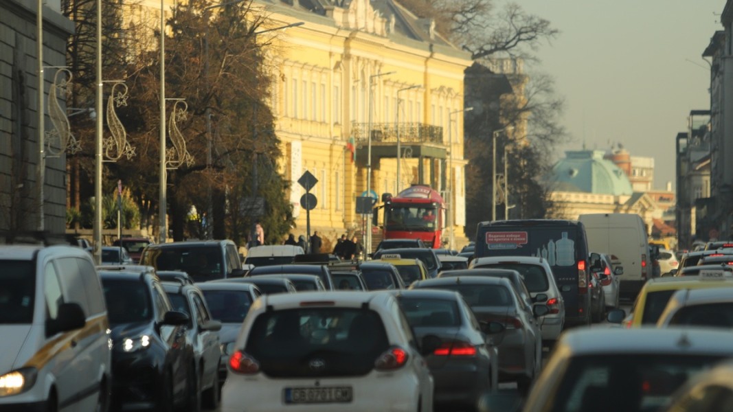 Центърът на София обичайно е задръстен от автомобили. Снимка: БГНЕС