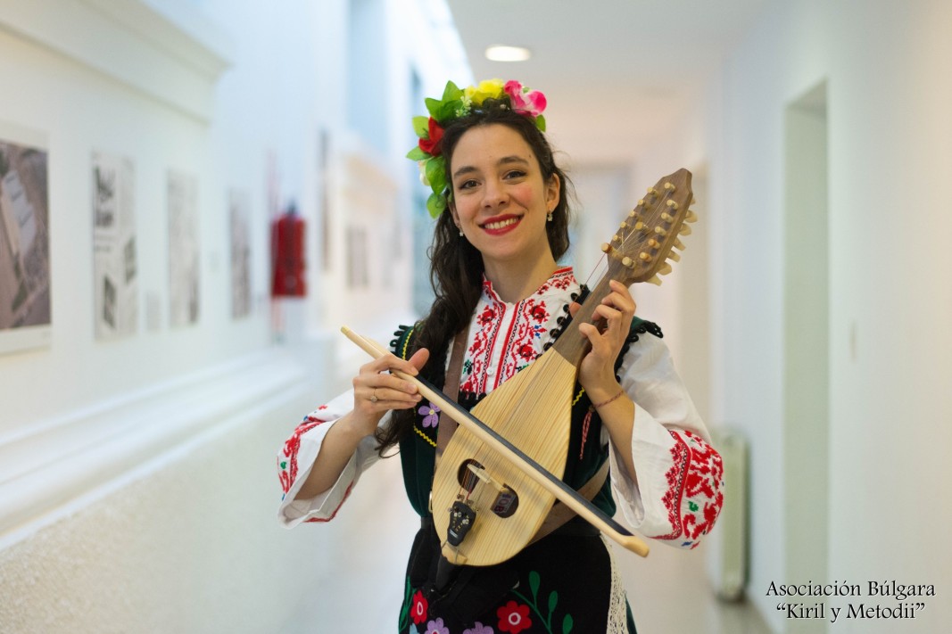 Gisela Dona Ganeto, intérprete de gadulka en el trío Orfeo