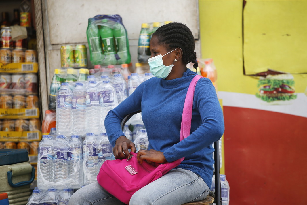 Млада нигерийка пред магазин в Лагос, март 2020 г.