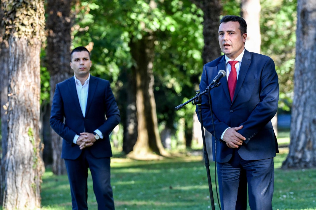 Изказване на Зоран Заев (вдясно) след лидерската среща на 12 май.              Снимка: БТА