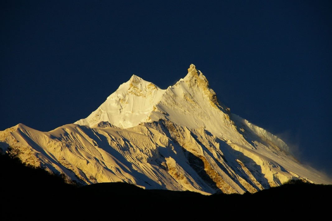Двама души изкачиха днес осмия по височина връх в света