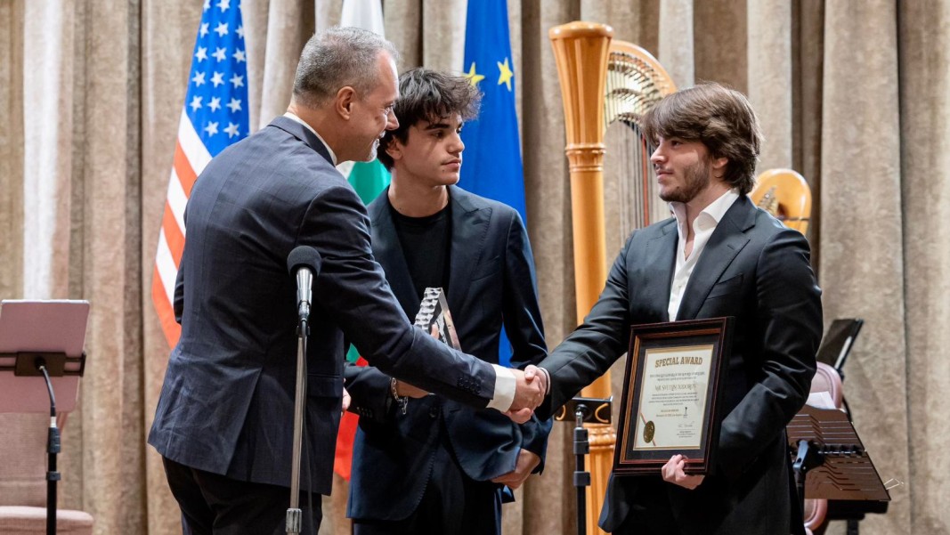 Консул Бойко Христов връчва награда на Светлин Тодоров