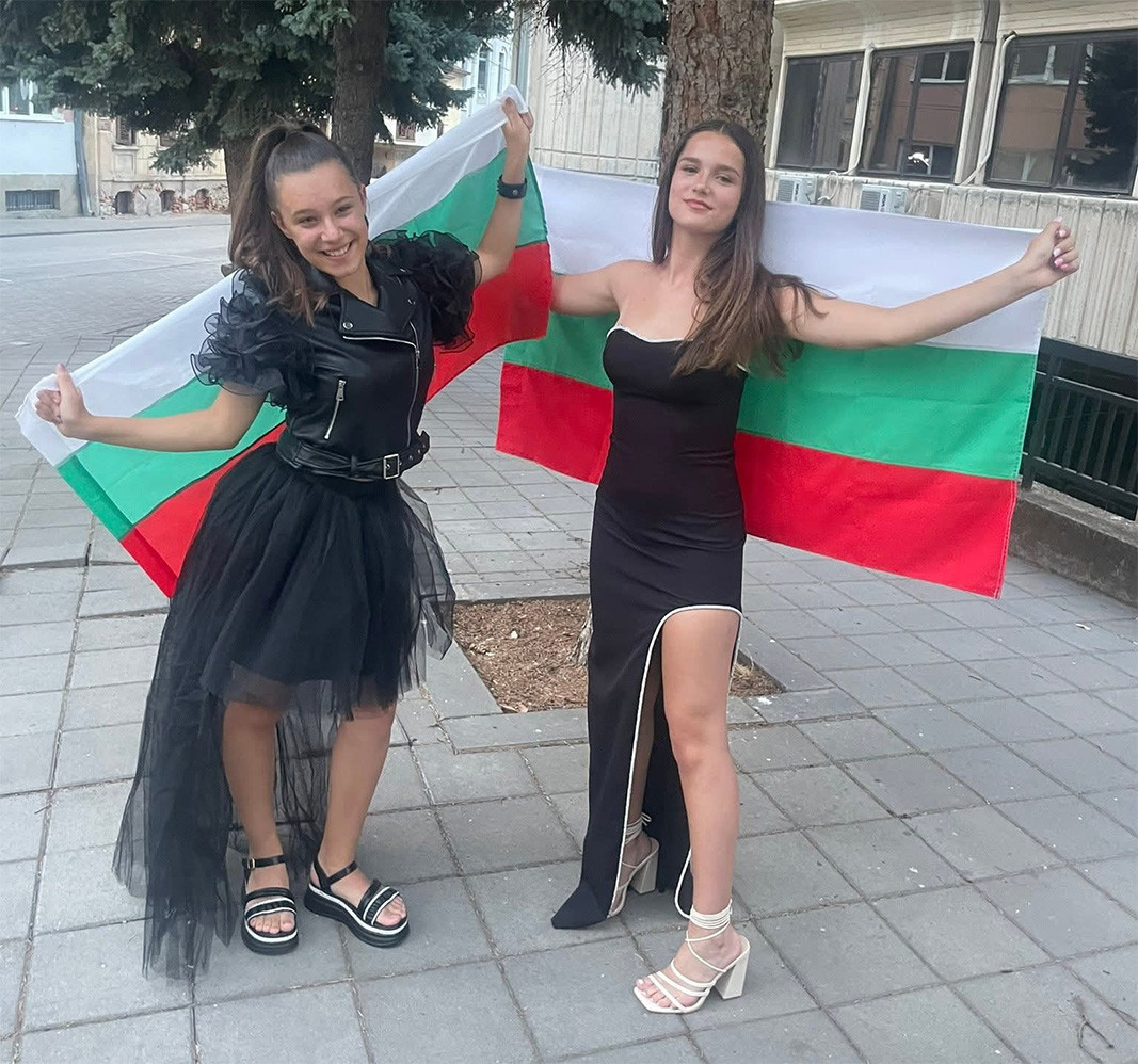 Мадлен Томова с другата българска участничка – Еда Илиева