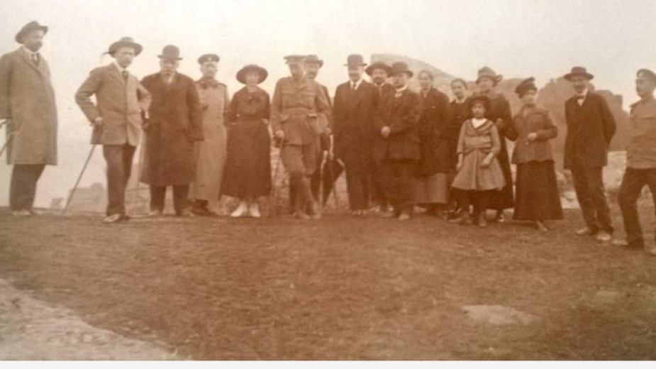 Marking the new border line near Belogradchik.   Photo: Personal archive of Nikolai Tomov from Vidin