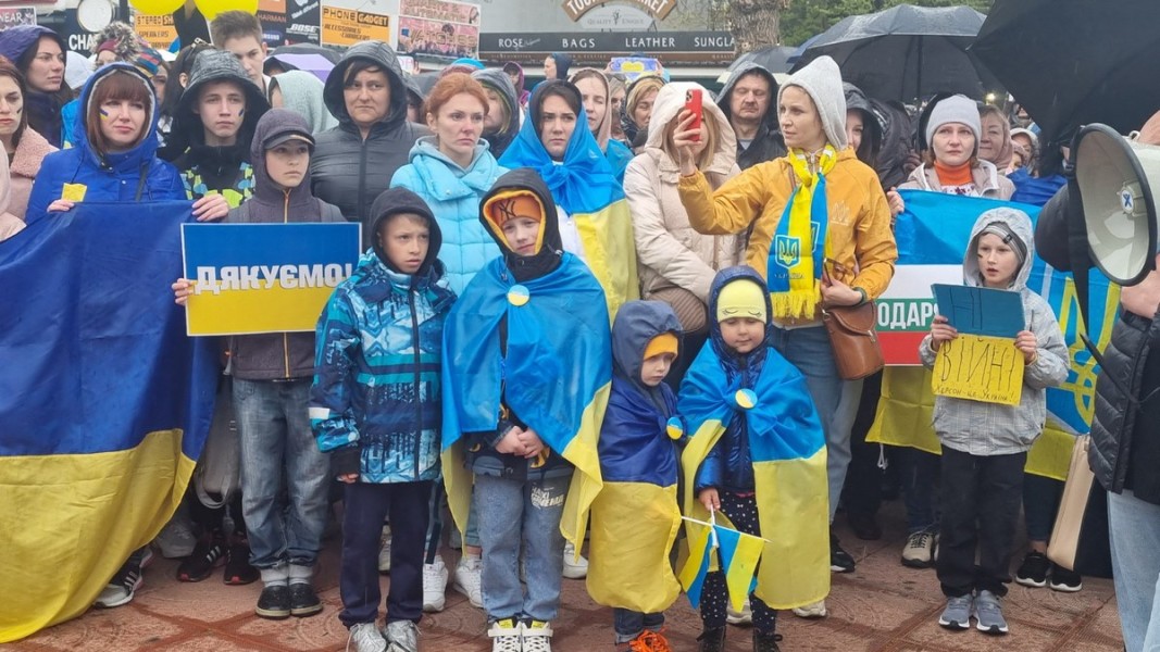 Стотици украински бежанци се събраха на Поход на мира, за да благодарят на хотелиерите, които ги приютиха в базите си и ги спасиха от войната. Слънчев бряг, 20 април  Снимка: БГНЕС