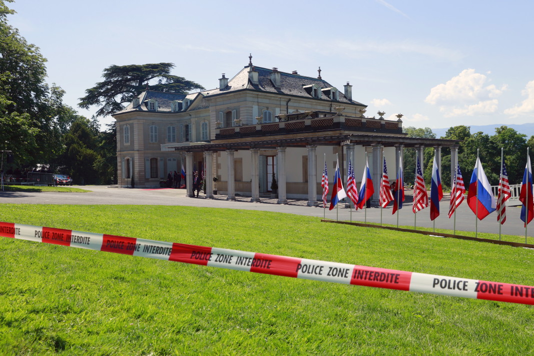  Вилата La Grange и знамената на Съединени американски щати и Русия се виждат зад полицейска лента по време на срещата на върха сред Съединени американски щати и Русия в Женева. 