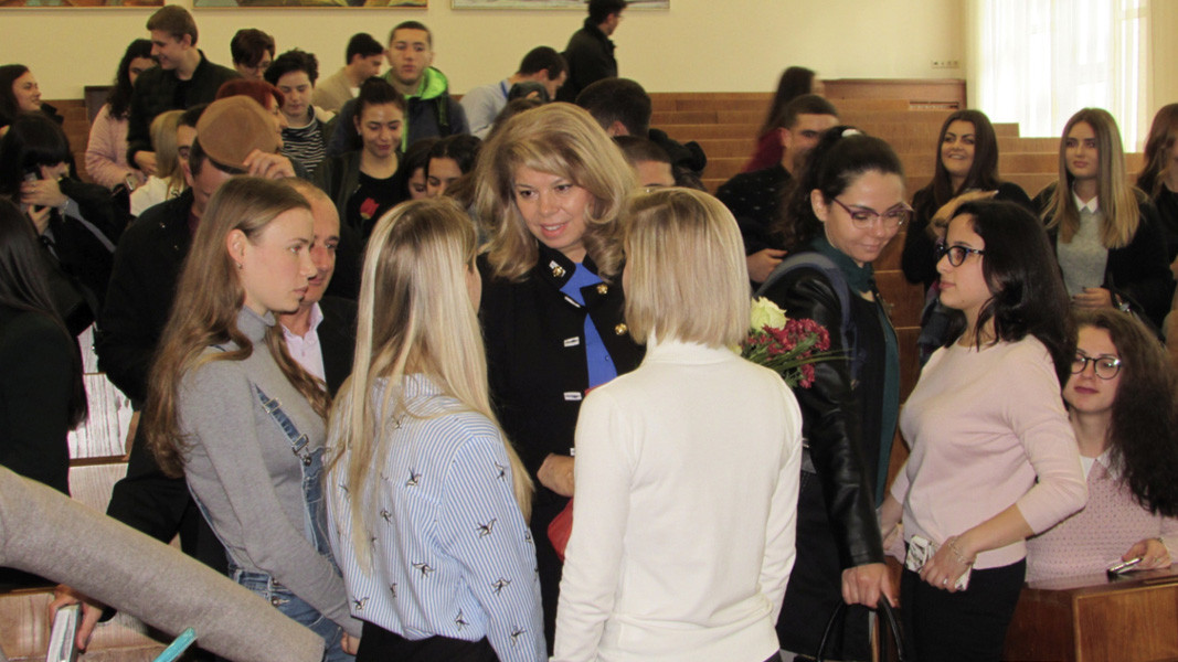 Auf einem Treffen in Warna mit Studenten aus bulgarischen Gemeinschaften im Ausland