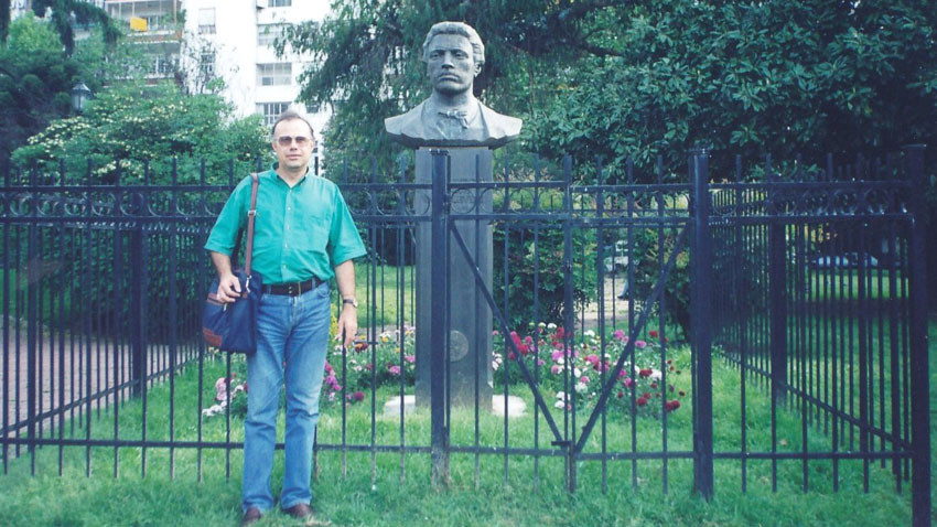 Përpara monumentit të Vasill Levskit në Buenos Ajres