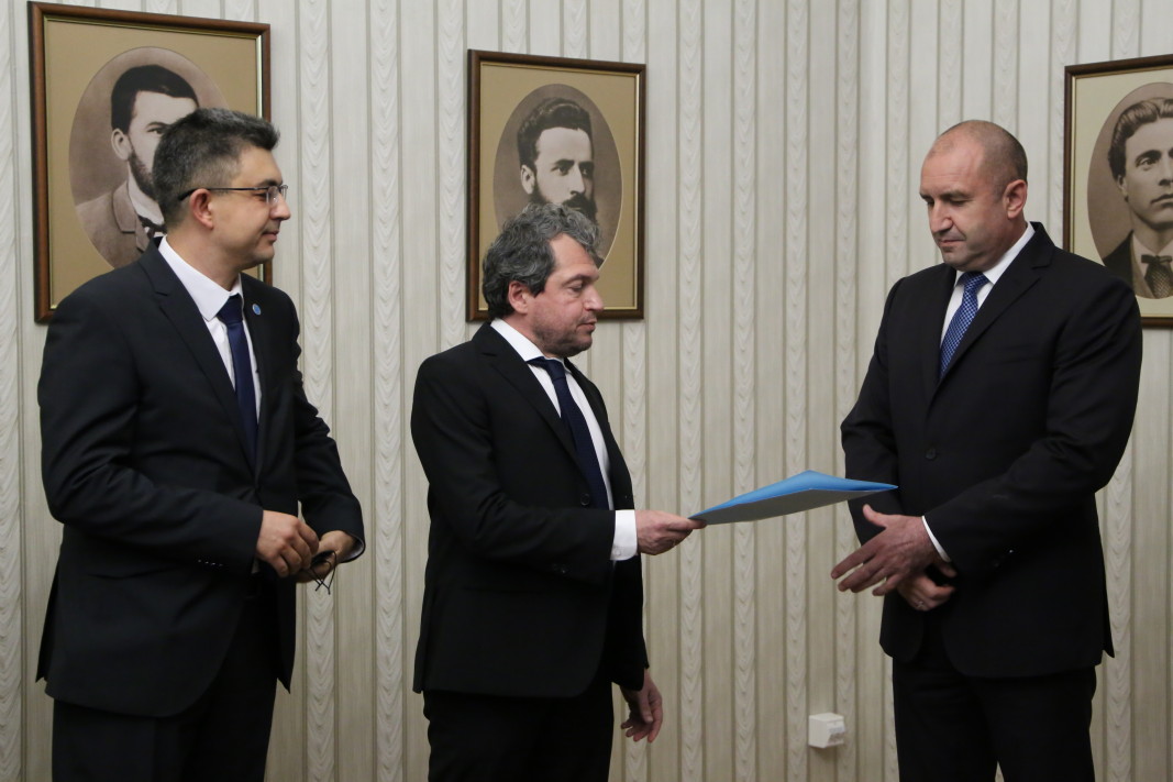 Президентът Румен Радев връчи на Пламен Николов от „Има такъв народ“ мандат за съставяне на правителство; снимка: БГЕНС
