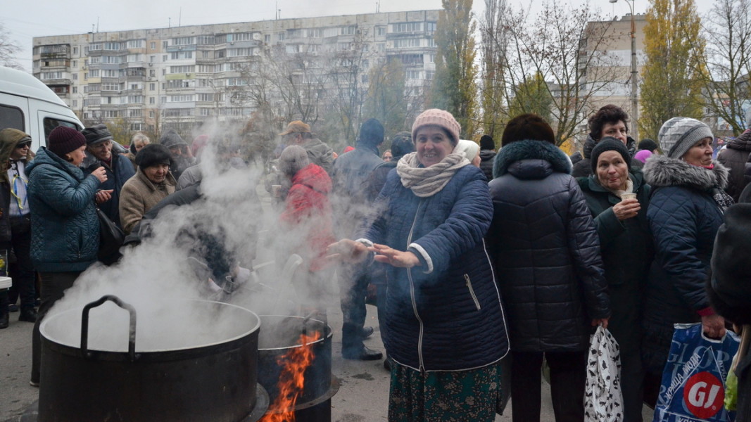 Доброволци готвят храна за жители на Херсонска област, 18 ноември 2022 г.  Снимка: ЕПА/БГНЕС