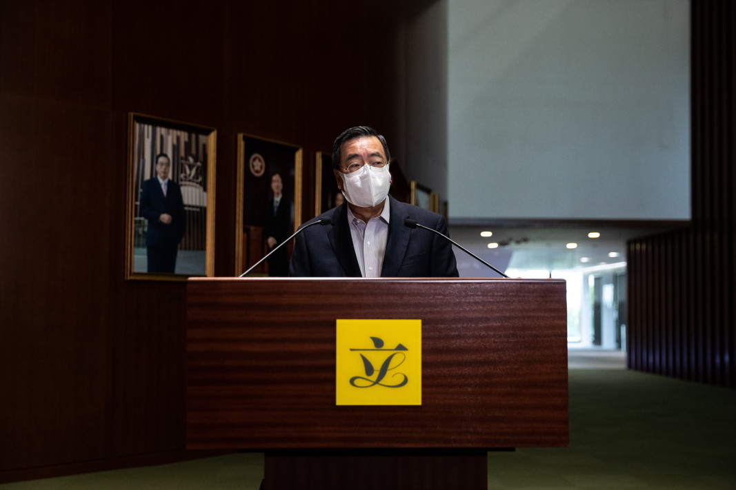 Председателят на Законодателния съвет на Хонконг Андрю Льонг разговаря с представители на медиите, 30 март 2021 г. Льонг обяви, че общите избори за Законодателния съвет ще се проведат през декември 2021 г., повече от година, след като бяха отложени от правителството и след като Постоянния комитет на на Общокитайското събрание одобри големи промени в избирателната система на града, които ще намалят броя на местата в законодателната власт, демократично избрани от обществеността.