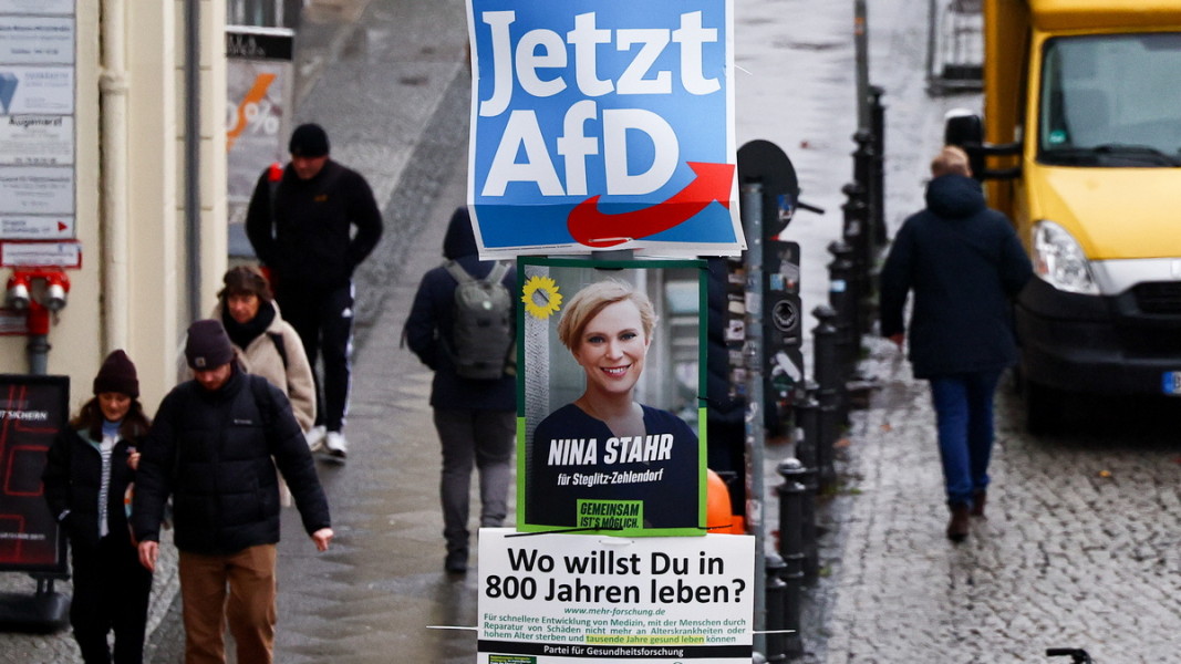 Предизборни плакати на Алтернатива за Германия и на Зеления алианс 90 в Берлин
