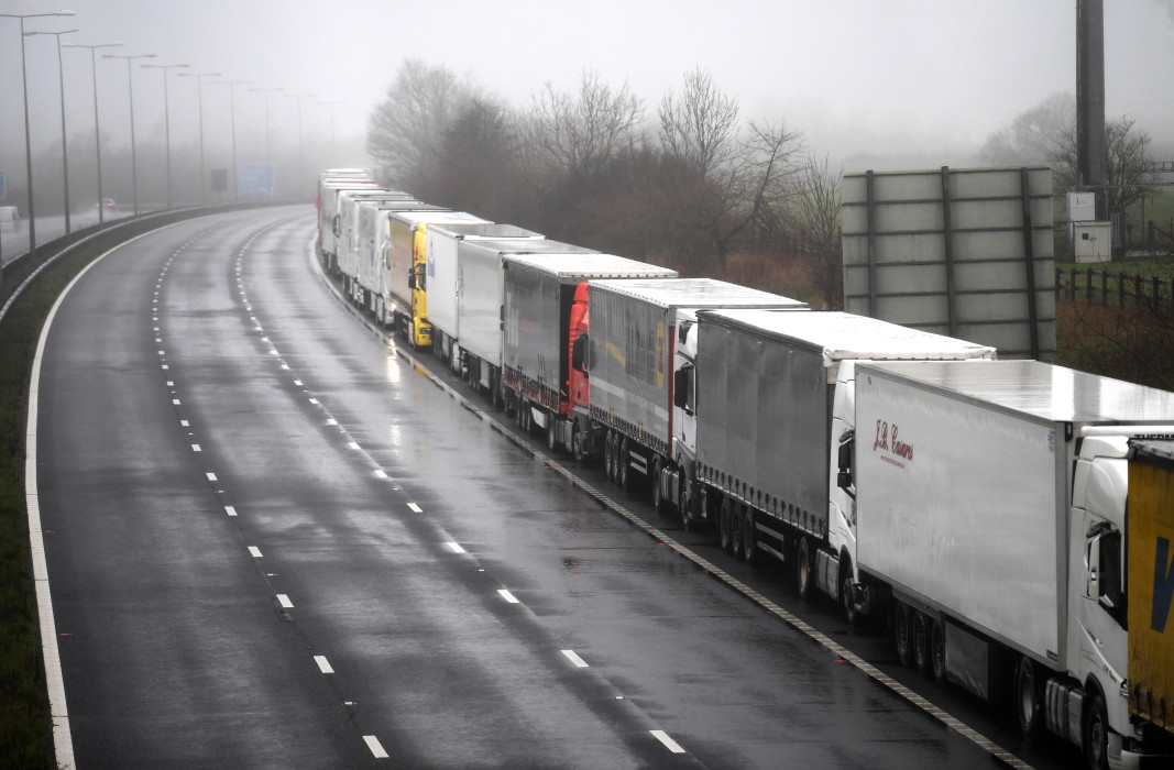 Дълга опашка от камиони, насочени към пристанището на Дувър, по магистрала M20 в Кент, Великобритания, 21 декември 2020 г.