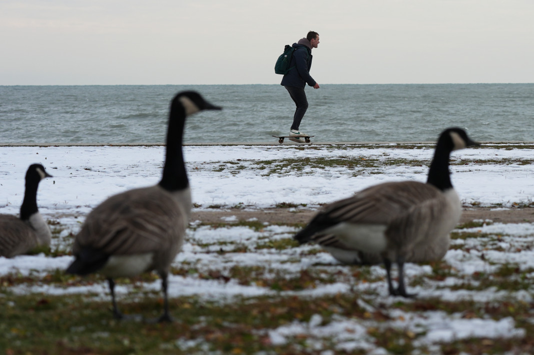 Мъж кара скейтборд край езерото Мичиган/БТА