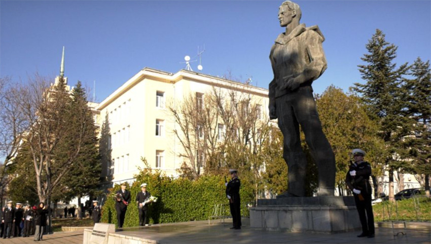 Monumenti i Nikolla Vapcarovit përballë ndërtesës së Shkollës së Lartë Detare