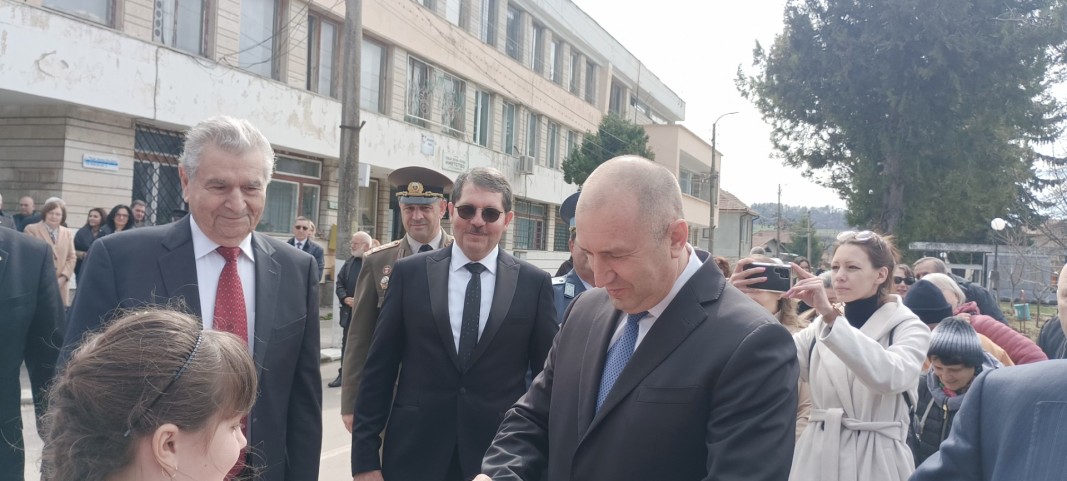 Професор Бар-Зоар (вляво) и президентът на България Румен Радев