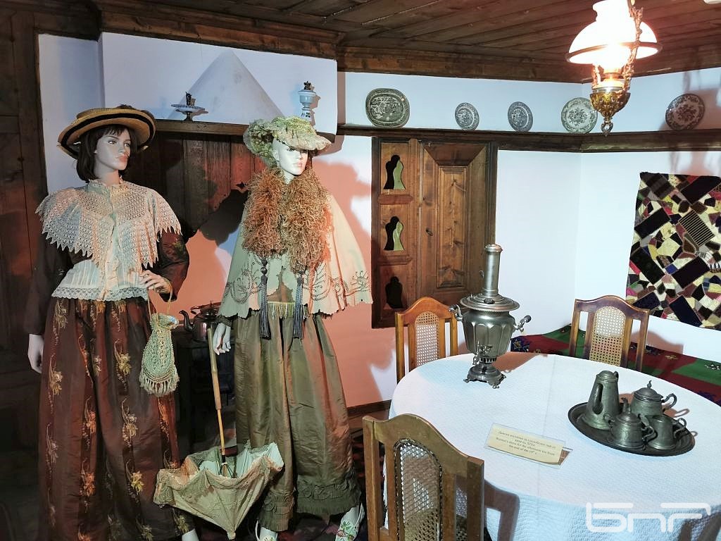 Дамски костюми за следобеден чай от края на ХIХ век.