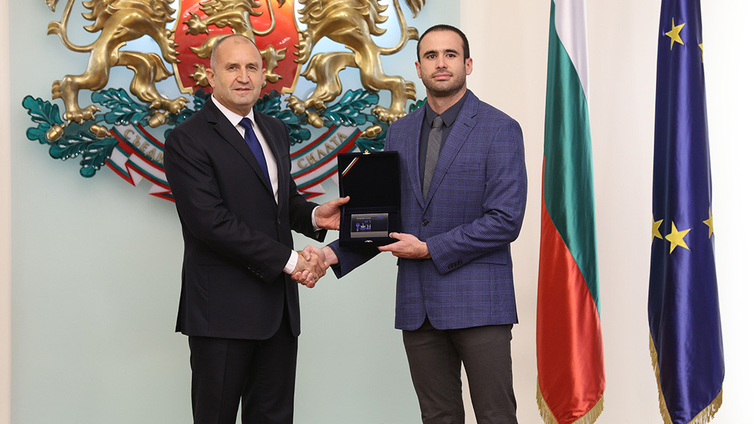 Президентът Румен Радев връчва Голямата награда „Джон Атанасов“ на д-р Марин Буков