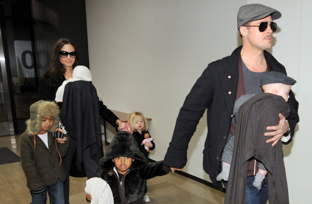 Брад Пит и Анджелина Джоли с децата си, януари 2009 г.