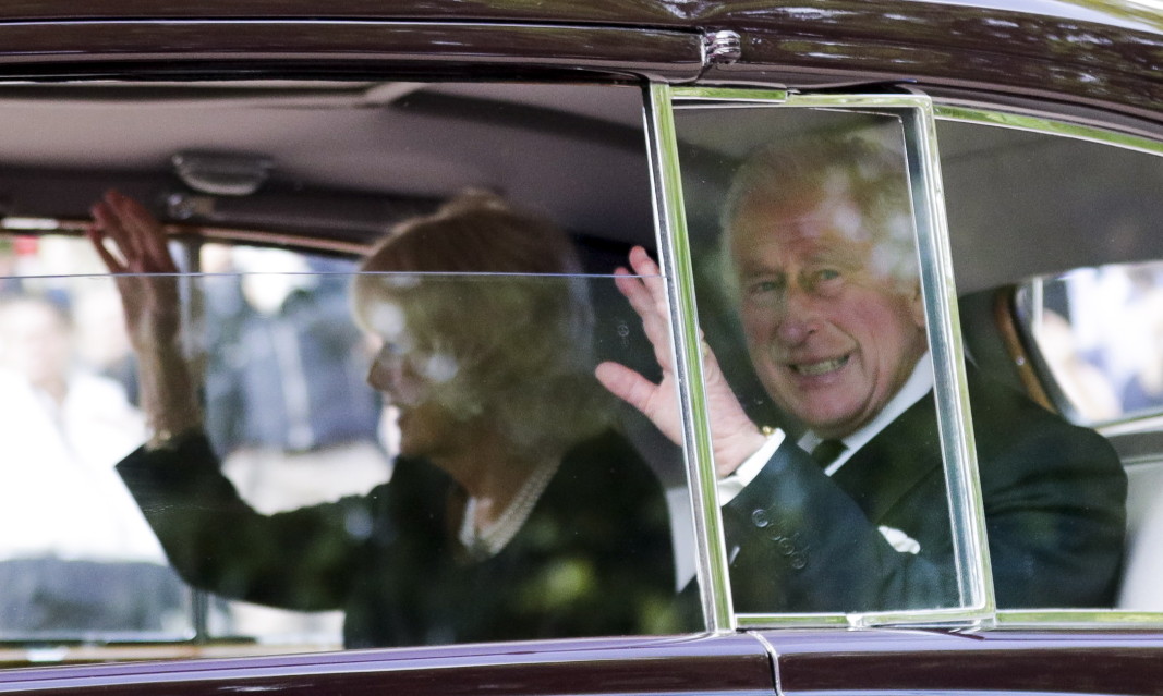 Крал Чарз III и кралицата-консорт Камила пристигат в Уестминстър - 12 септември 2022