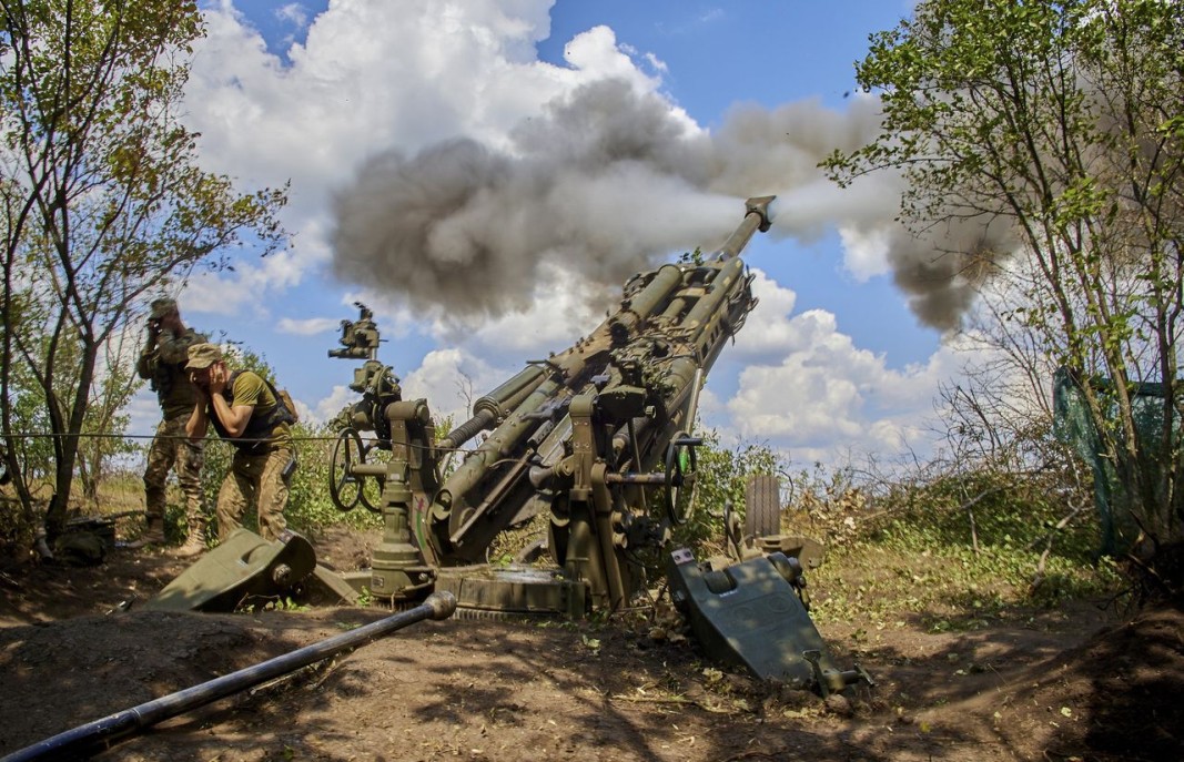 Украински военни стрелят с американска 155-милиметрова гаубица М777 в района на Харков, 29 юли 2022 г.