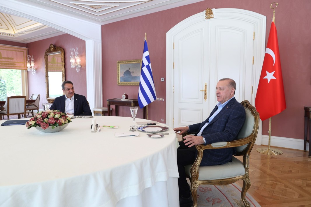 Премиерът на Гърция Кириакос Мицотакис (вляво) и президентът на Турция Реджеп Ердоган