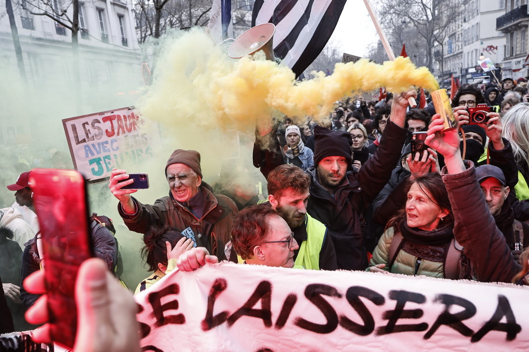 На демонстрацията срещу пенсионната реформа на правителството във Франция, Париж, 28 март 2023 г.