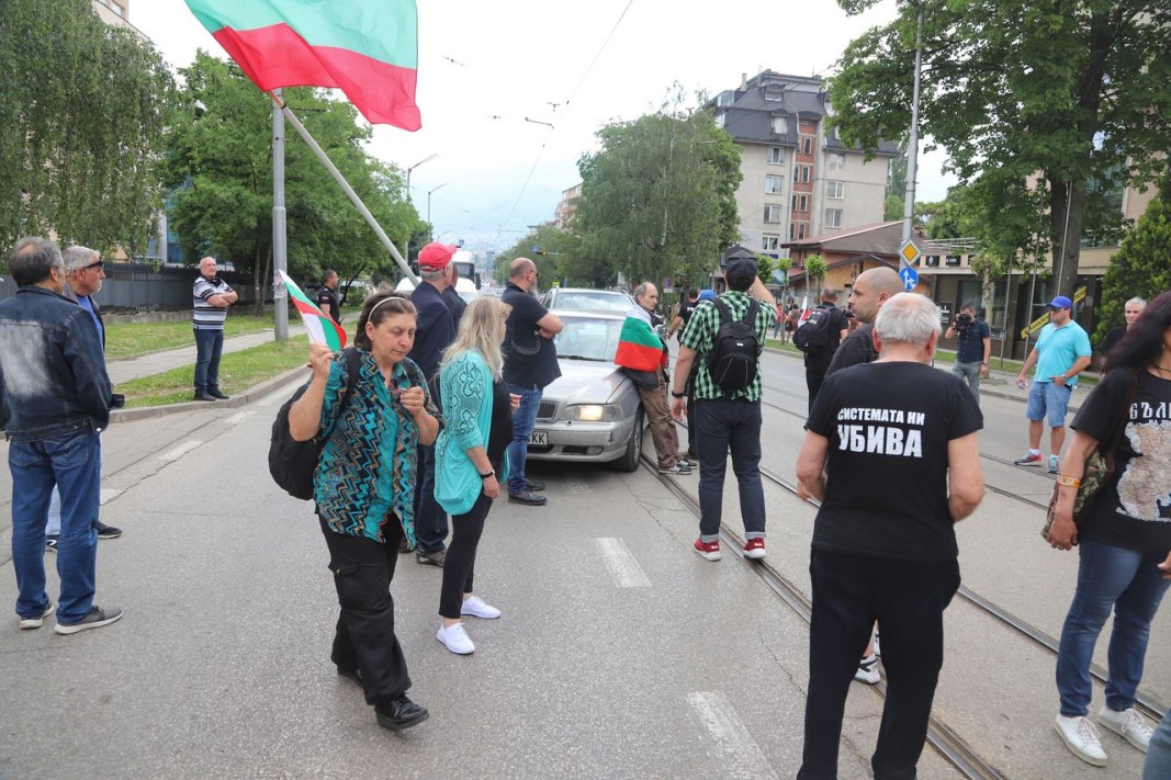 Протестиращи блокираха булевард „Черни връх“ в София