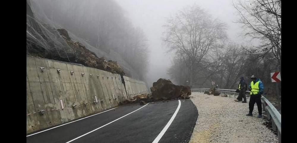 Огромен скален къс бе блокирал пътя към Рилския манастир скоро след ремонт на участъка. Снимка: БГНЕС