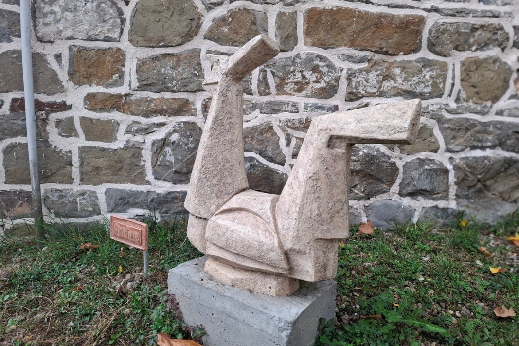 Петел - изработен от проф. Венко Колев, скулптурата е пред музея на занаятите в Троян