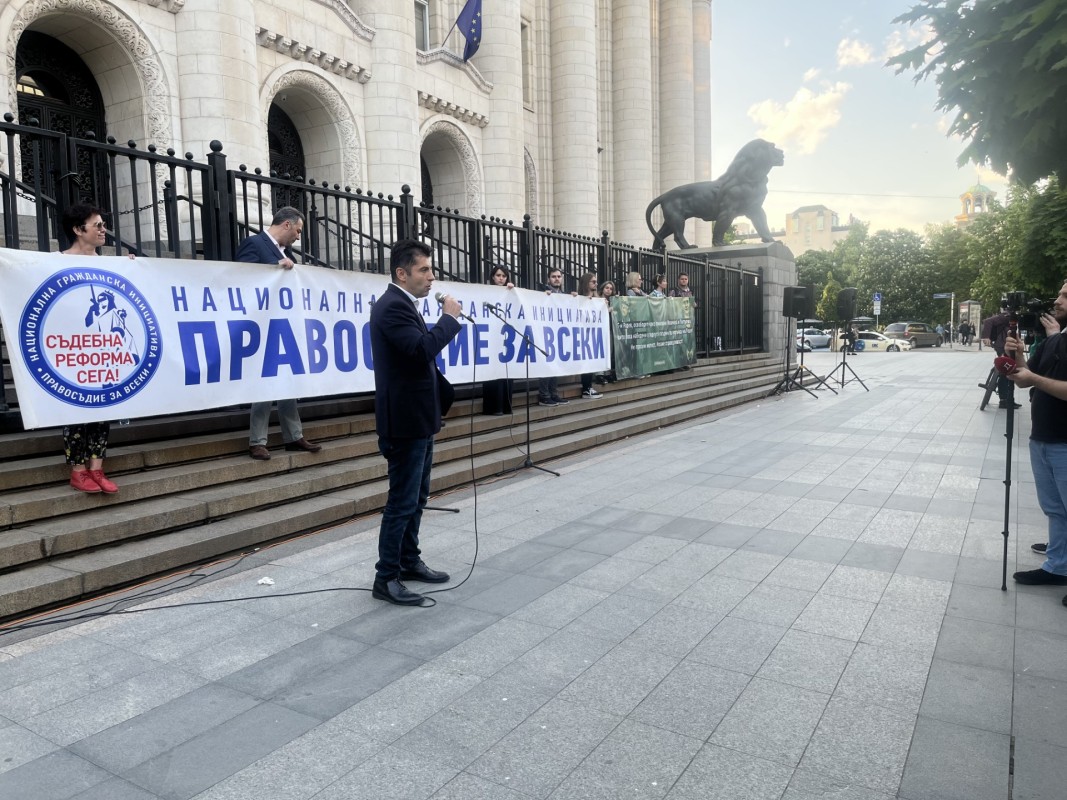 Бившият премиер Кирил Петков говори пред митинга на