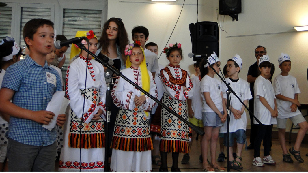 Отбелязване на 24 май от български ученици на ежегодното празненство на българската общност в с. Моренвилие близо до Париж през 2017 г.