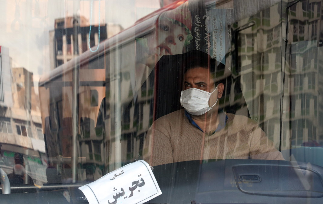 Шофьор на автобус в Техеран със защитна маска