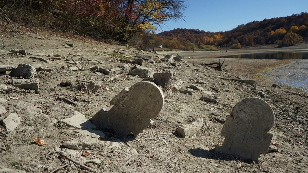 Überreste des Friedhofs des Dorfes Witewtzi, abgerissen und ausgelöscht, heute unter dem Wasser des Stausees „Jakowtzi“