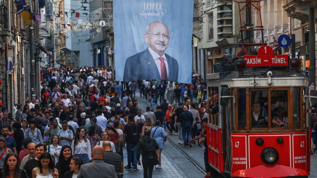 Кандедатът на опозицията Кемал Калъчдароглу отива на балотаж с действащия президент Реджеп Ердоган Снимка: ЕПА/БГНЕС