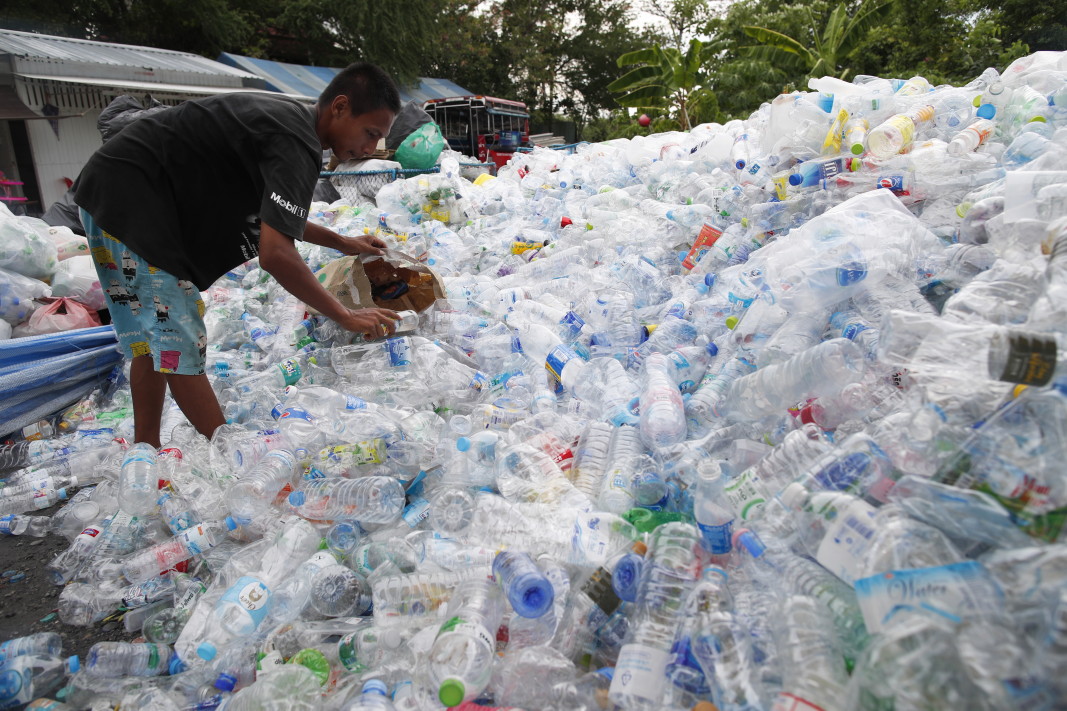 Бутилки, събрани за рециклиране, Тайланд