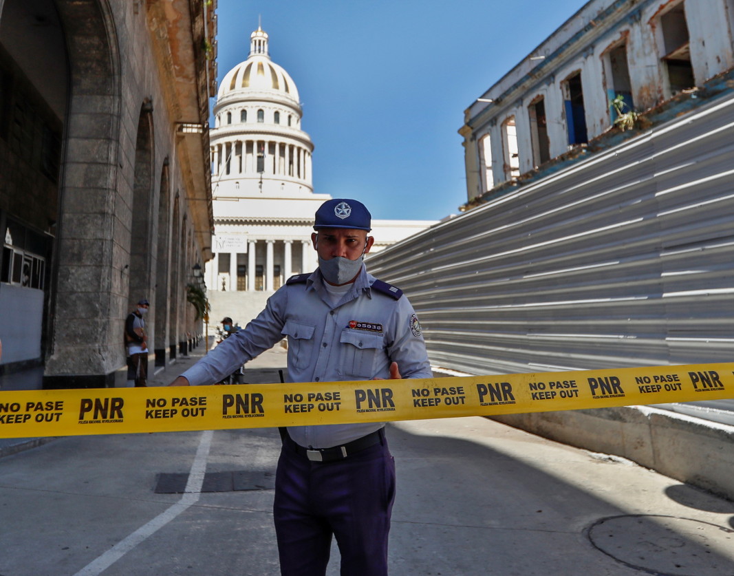 Полицейска блокада край Капитолия в Хавана/ЕПА/БГНЕС