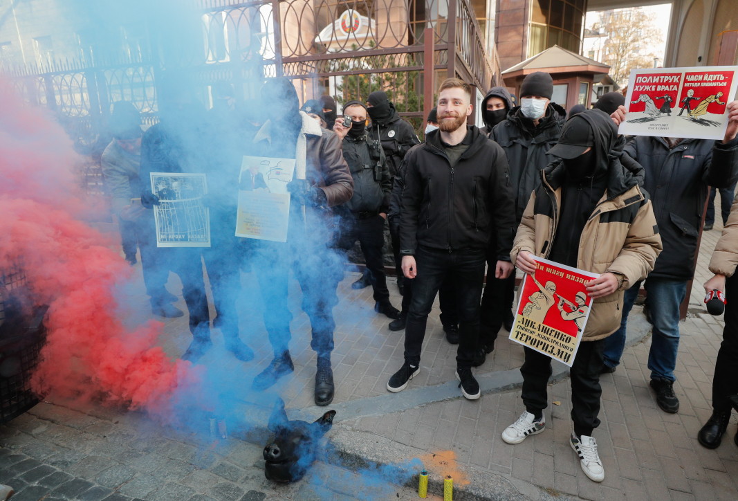Украински активисти от движението Национална съпротива с димни гранати по време на митинг близо до посолството на Беларус в Киев, 10 ноември 2021 г. Демонстрантите се събраха, за да протестират срещу политиката на белоруския президент Лукашенко да насочва нелегални мигранти към Полша и ЕС, като е възможно те да тръгнат към  Украйна, казаха активисти.  Снимка: ЕРА/БГНЕС