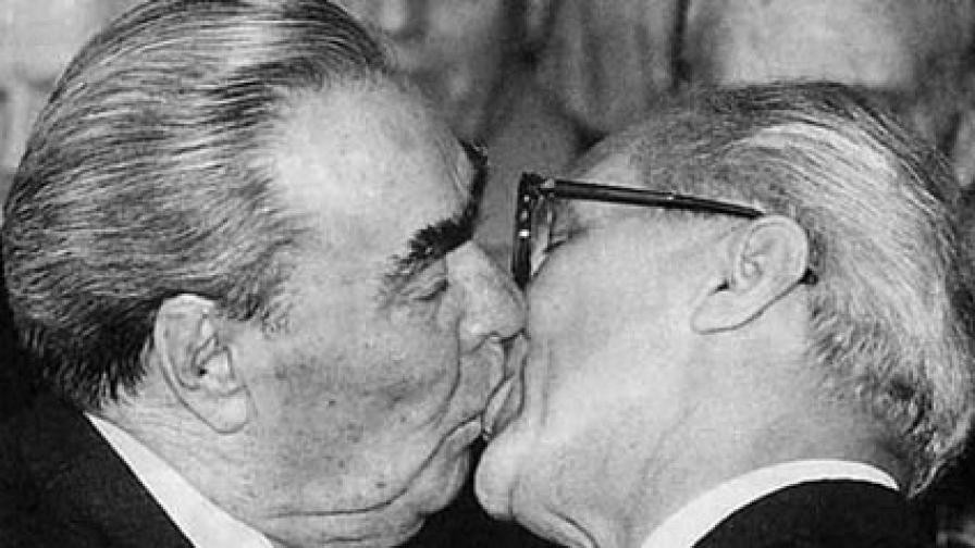 Прочутата целувка между Леонид Брежнев и Ерих Хонекер от 1979 г.