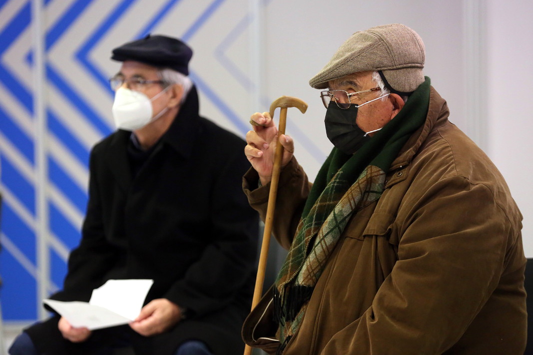 Пенсионери чакат в център за ваксинация в Атина - 15 февруари 2021 г.