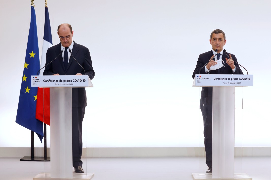 Премиерът Жан Кастекс (вляво) и министърът на вътрешните работи Жерар Дерманен обявяват мерките