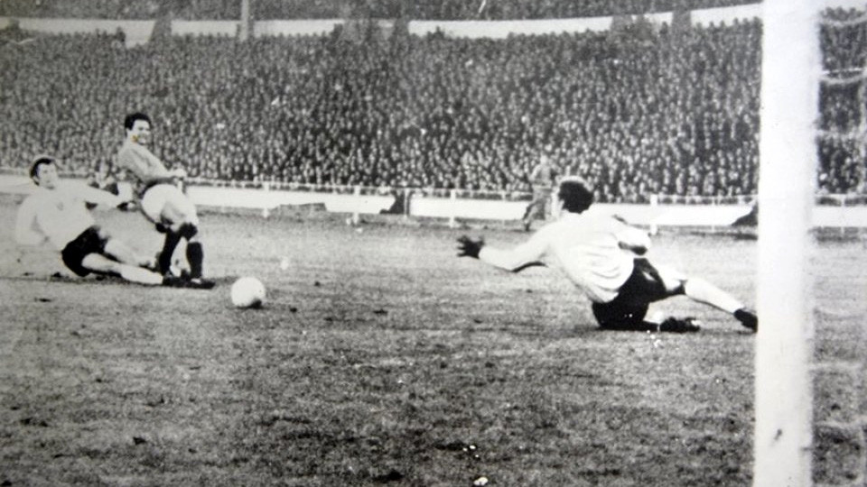 Goli i Georgi Asparuhov në ndeshjen kundër Anglisë në Wembley Stadium, 11 dhjetor 1968.