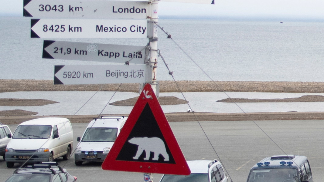 Предупредителен знак на паркинг в Норвегия указва възможността за среща с бели мечки Снимка: ЕПА/БГНЕС
