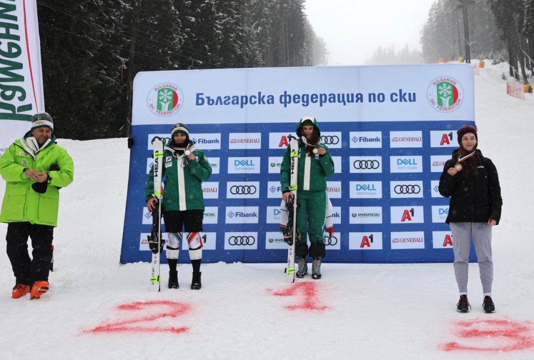 Юлия Златкова (в средата) и Ева Вукадинова (вляво) завършиха първа и втора в Банско.