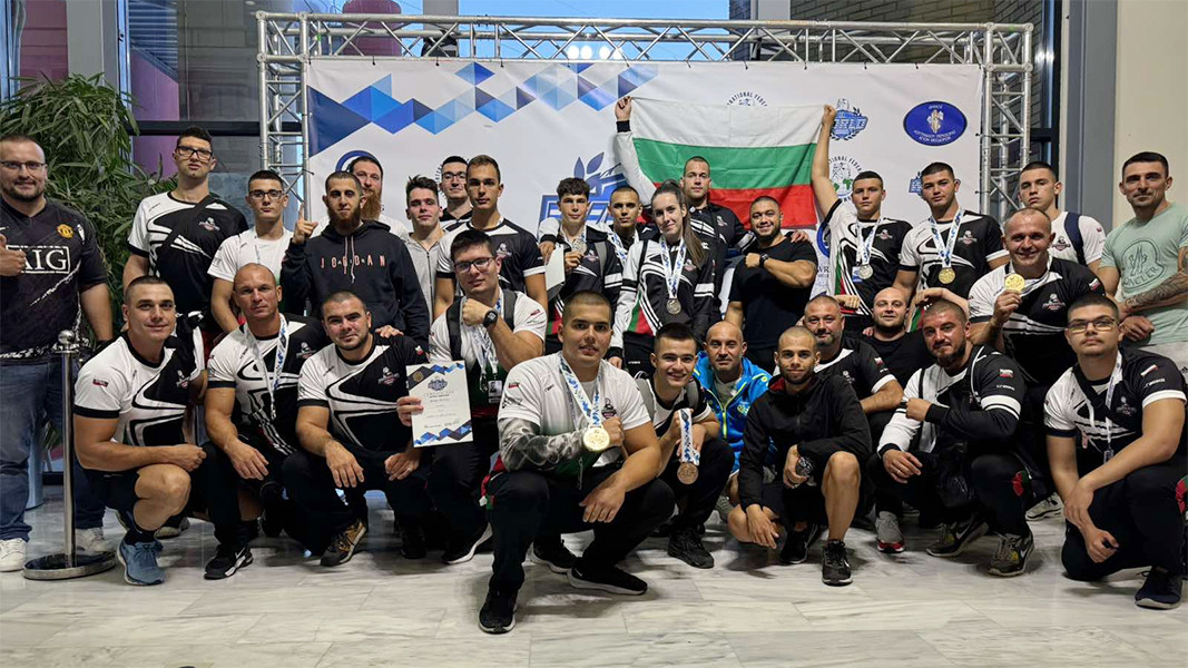 El equipo búlgaro en el Campeonato Mundial de Lucha de Brazos de Lutraki (Grecia)