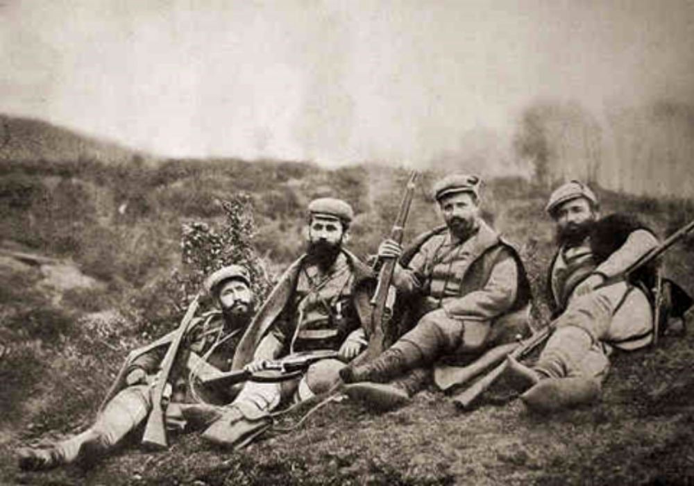 Слева направо: Мише Развигоров, Даме Груев, Ефрем Чучков и Атанас Бабата на Скопсксм съезде ВМОРО (1905 г.)