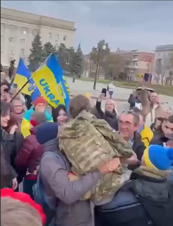 Жители на Херсон приветстват влизането на украинските войници в града