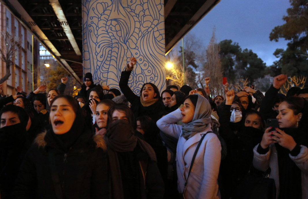 Протест в Иран след признанието за сваления украински самолет.