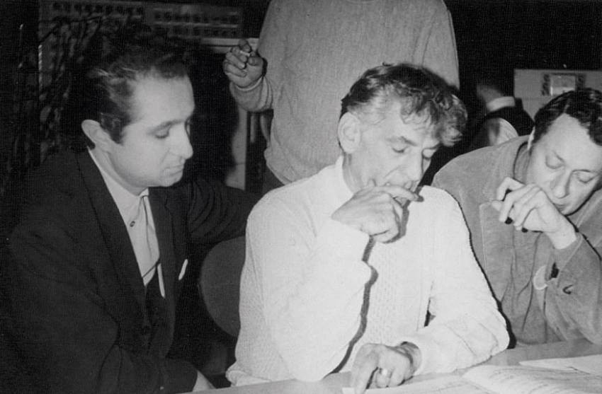 Mesru (solda) 20. yüzyılın en önemli besteci ve orkestra şeflerinden Leonard Bernstein ile.